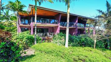 Iron/ironing board, bed sheets