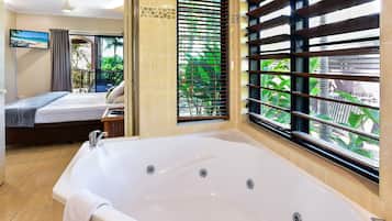 Apartment, 1 Bedroom (Anchorage 2 ) | Bathroom | Shower, hair dryer, towels
