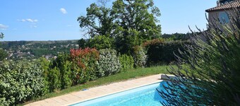 Impressive villa overlooking the hill