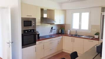 Kühlschrank, Mikrowelle, Herdplatte, Geschirrspüler