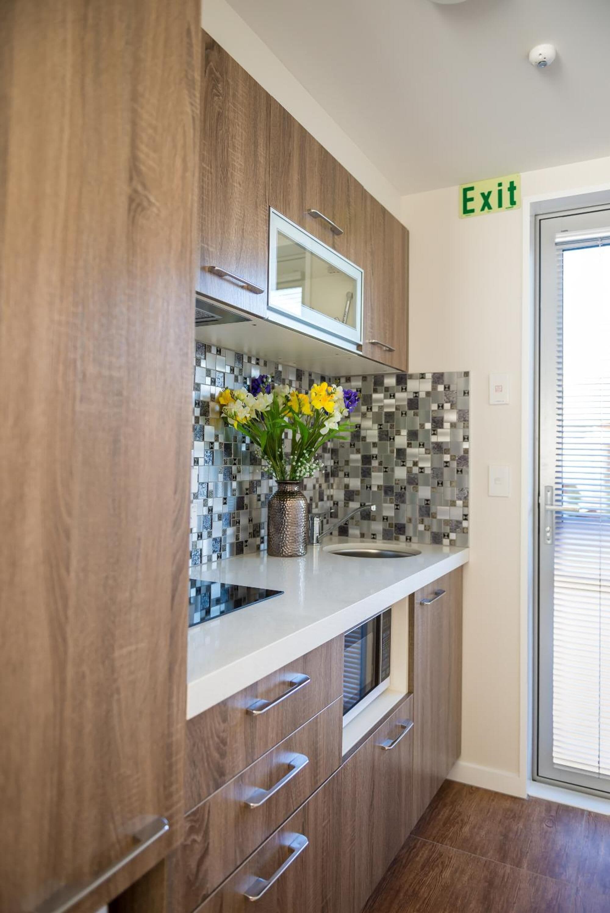 Refrigerador, microondas, parrilla de estufa y cafetera y tetera 