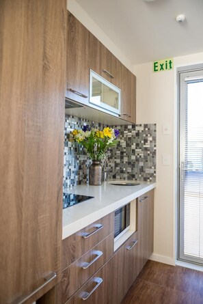 Een koelkast (op verzoek), een microgolfoven, een kookplaat