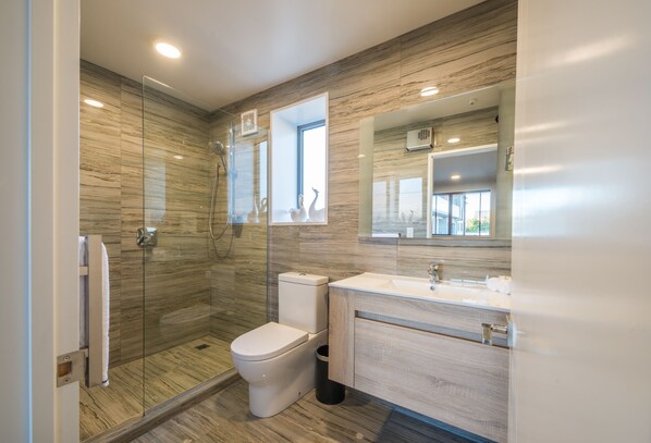 Appartement, 2 slaapkamers | Badkamer | Een douche, gratis toiletartikelen, een haardroger, handdoeken