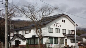 Un edificio de dos pisos con un letrero que dice "Yamajima".
