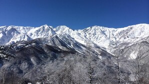 Cordillera nevada con cielos despejados.