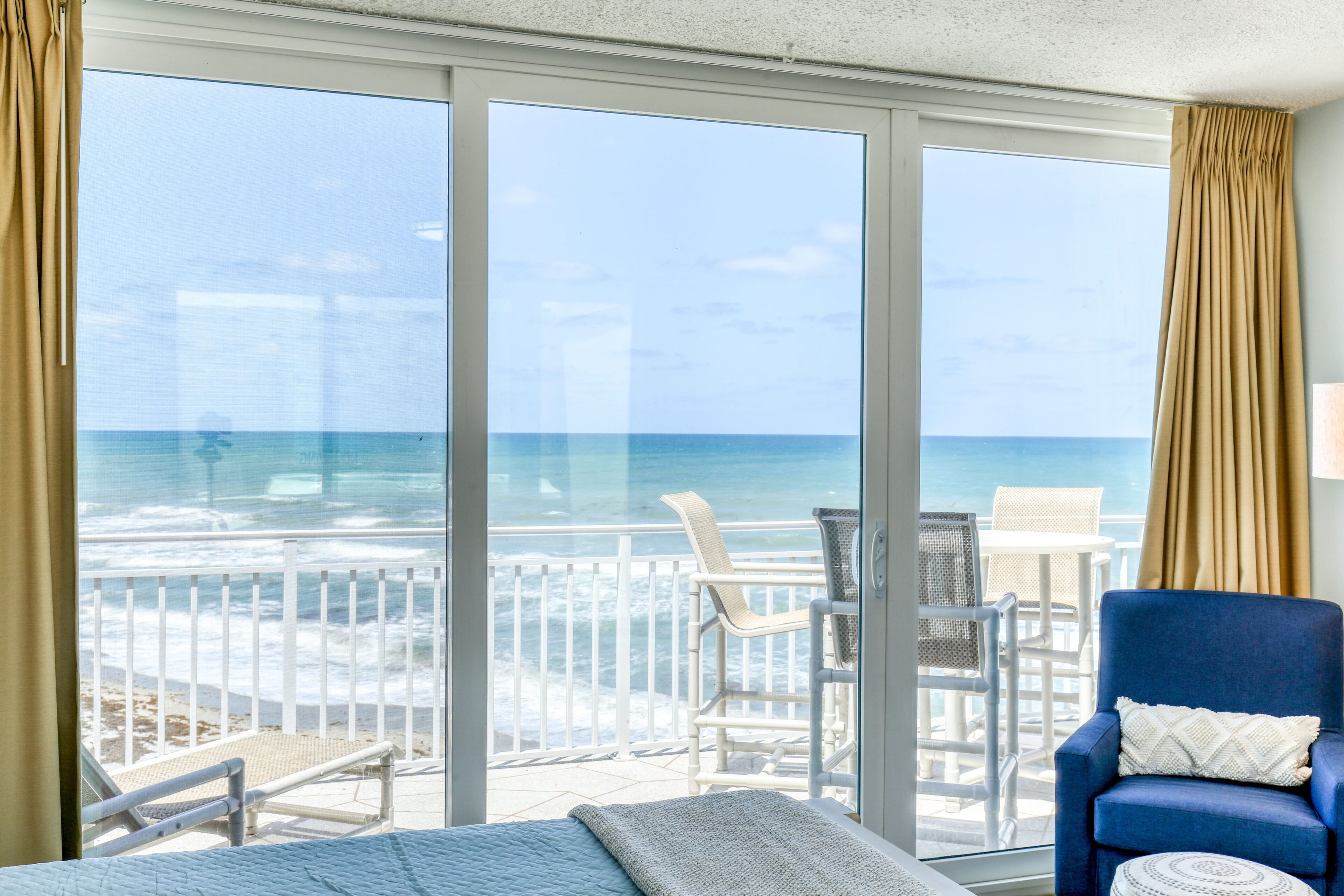 Deluxe Penthouse Apartment with Rooftop Hot Tub - Oceanfront - Unit 442 | Interior