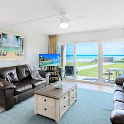 Condo Deluxe, 2 habitaciones, vista al océano, planta baja | Área de sala de estar | Televisión de pantalla plana de 50 pulgadas con canales por cable