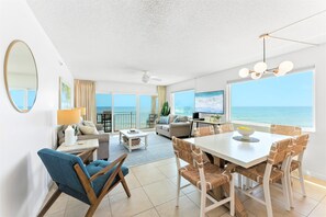 Departamento Premium (3 Bedrooms) | Área de sala de estar | Televisión de pantalla plana de 50 pulgadas con canales por cable 