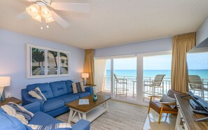 Condo Premium, 2 habitaciones, frente al océano | Área de sala de estar | Televisión de pantalla plana de 50 pulgadas con canales por cable 