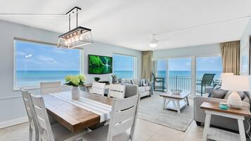 Penthouse, 3 Bedrooms, Hot Tub, Oceanfront | In-room dining
