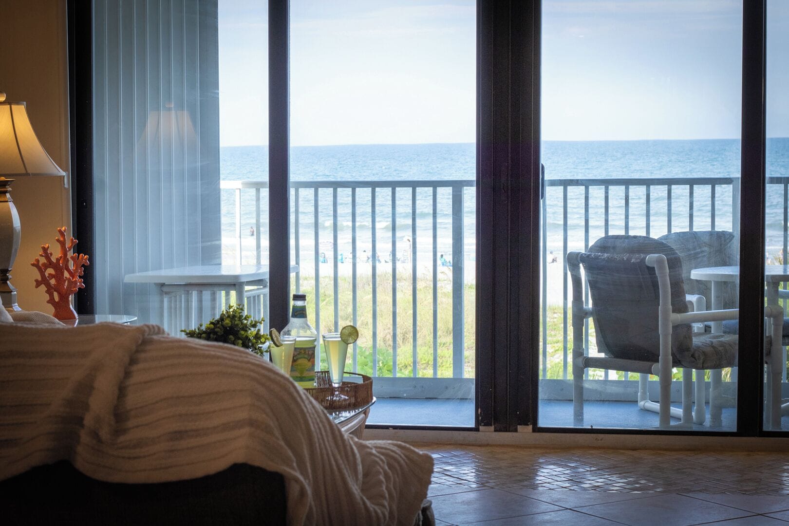 Direct Oceanfront Two-Bedroom Condo - Unit 310 | Utsikt mot strand/hav