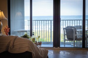Direct Oceanfront Two-Bedroom Condo - Unit 310 | 海灘/海景