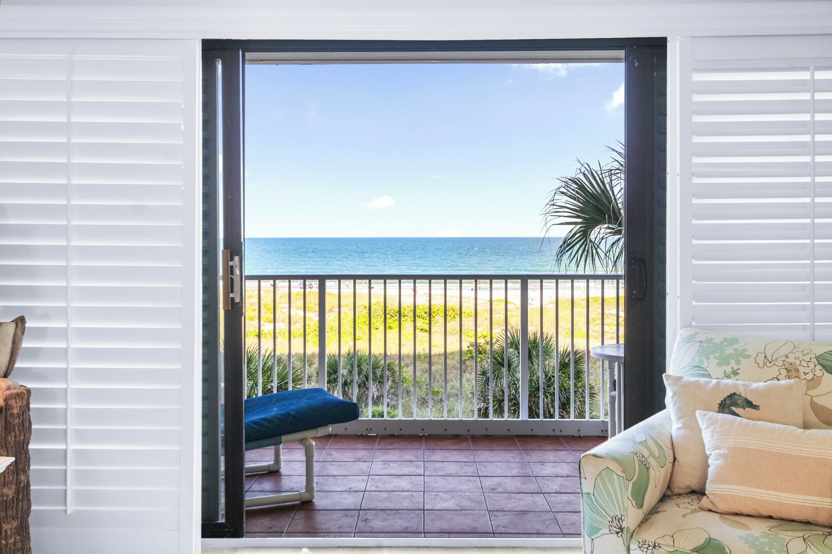 Direct Oceanfront Two-Bedroom Condo - Unit 308 | Utsikt mot strand/hav