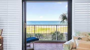 Direct Oceanfront Two-Bedroom Condo - Unit 308 | Vue sur la plage/lâocĂ©an