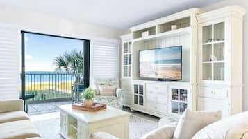 Direct Oceanfront Two-Bedroom Condo - Unit 308 | Area soggiorno | TV a schermo piatto
