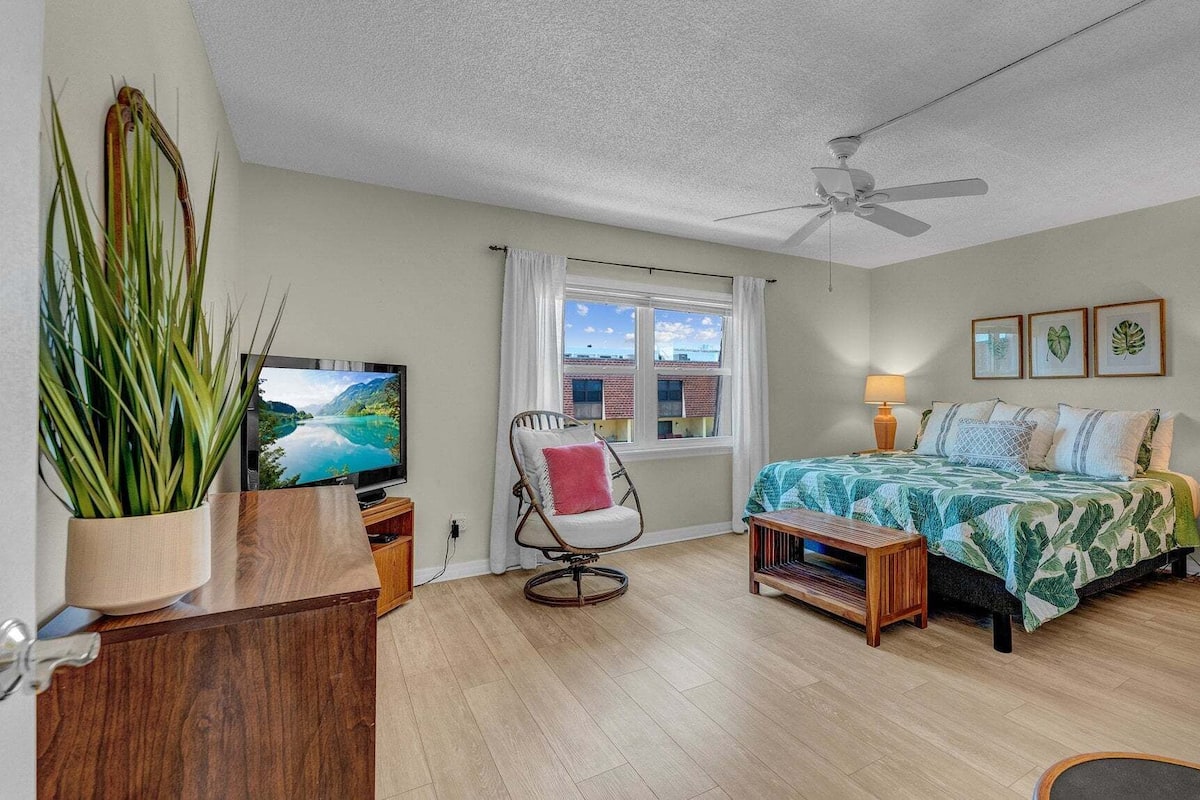 Appartement (2 Bedrooms) | Décor unique, ameublement unique, fer et planche à repasser