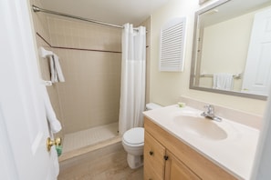 Kondominium, 2 kamar tidur, lantai dasar | Kamar mandi | Bathtub dan shower terpisah, pengering rambut, handuk, dan sabun
