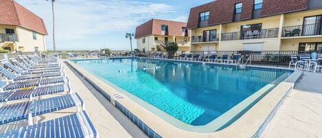 Ulkouima-allas, lämmitetty uima-allas, aurinkotuoleja