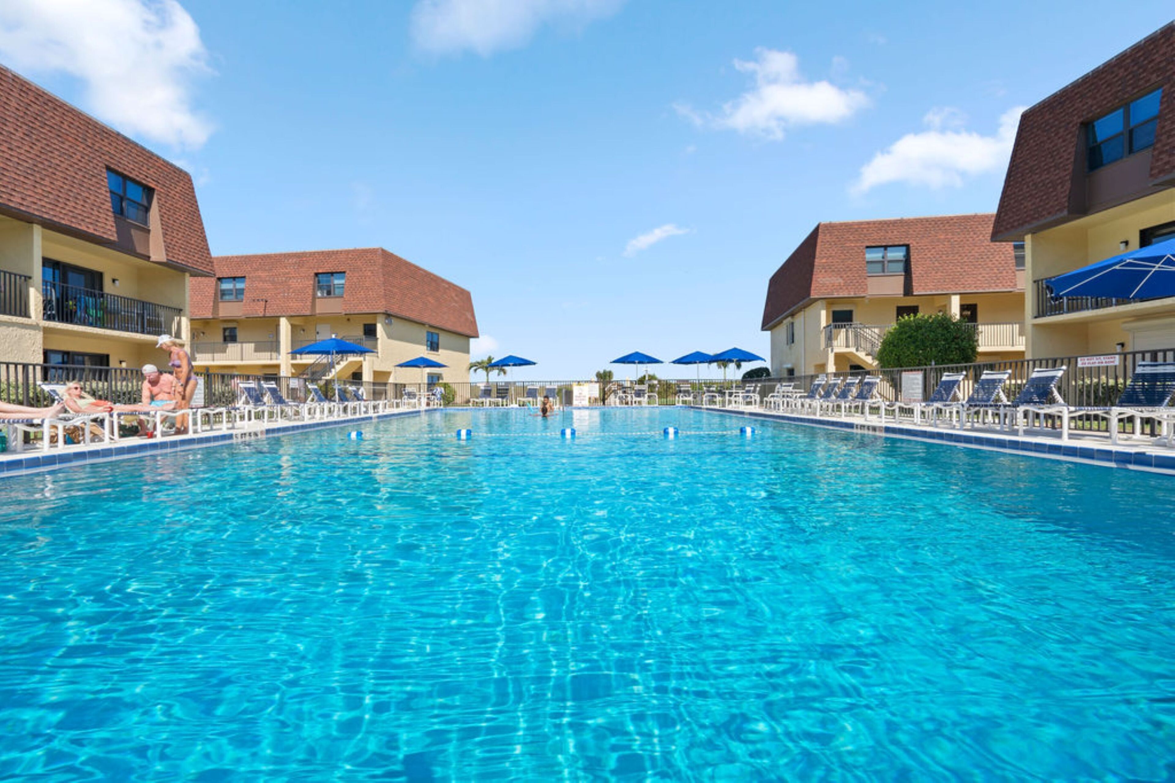Una piscina al aire libre, una piscina climatizada