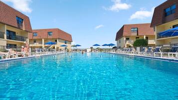 Piscina a l'aire lliure, piscina climatitzada i gandules