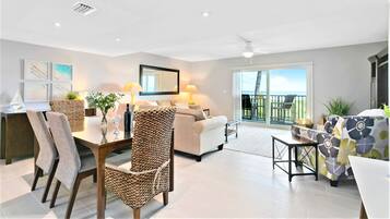 Direct Oceanfront Condo with Private Balcony, Unit #232 | Oppholdsområde | Flatskjerm-TV og DVD-spiller