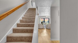 Two-Story Condo w/ Private Balcony and Pool Views, Unit #209 | Área de estar | TV de tela plana, DVD player