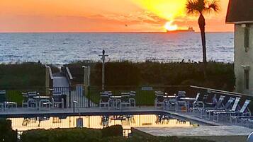 Split-Level Condo with Balcony and Pool Views, Unit #219 | Utsikt mot strand/hav