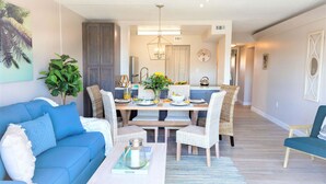 Two-Bedroom Apartment - Partial Ocean View - Unit #403 | 起居區 | 55-吋平面電視、有線頻道、電視