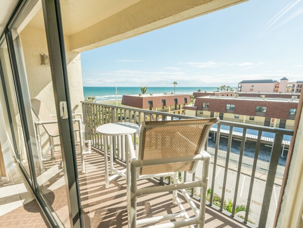 Premium-Apartment, 2 Schlafzimmer, eingeschränkter Meerblick | Balkon