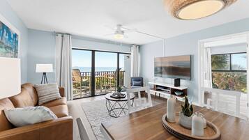 Corner Two-Bedroom Apartment - Direct Oceanfront - Unit #306 | Área de estar | TV de tela plana
