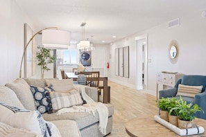 Deluxe Oceanfront Condo with Pool Views - Unit #35 | Coin séjour | Télévision à écran plat, lecteur de DVD