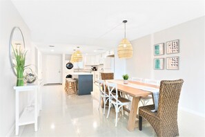 Oceanside Three-Bedroom Condo with Resort Views - Unit #49 | Essbereich im Zimmer