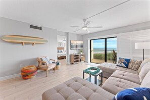 Deluxe Two-Bedroom Apartment - Direct Ocean View - Pet-Friendly - Unit #604 | Área de sala de estar | Televisión de pantalla plana 