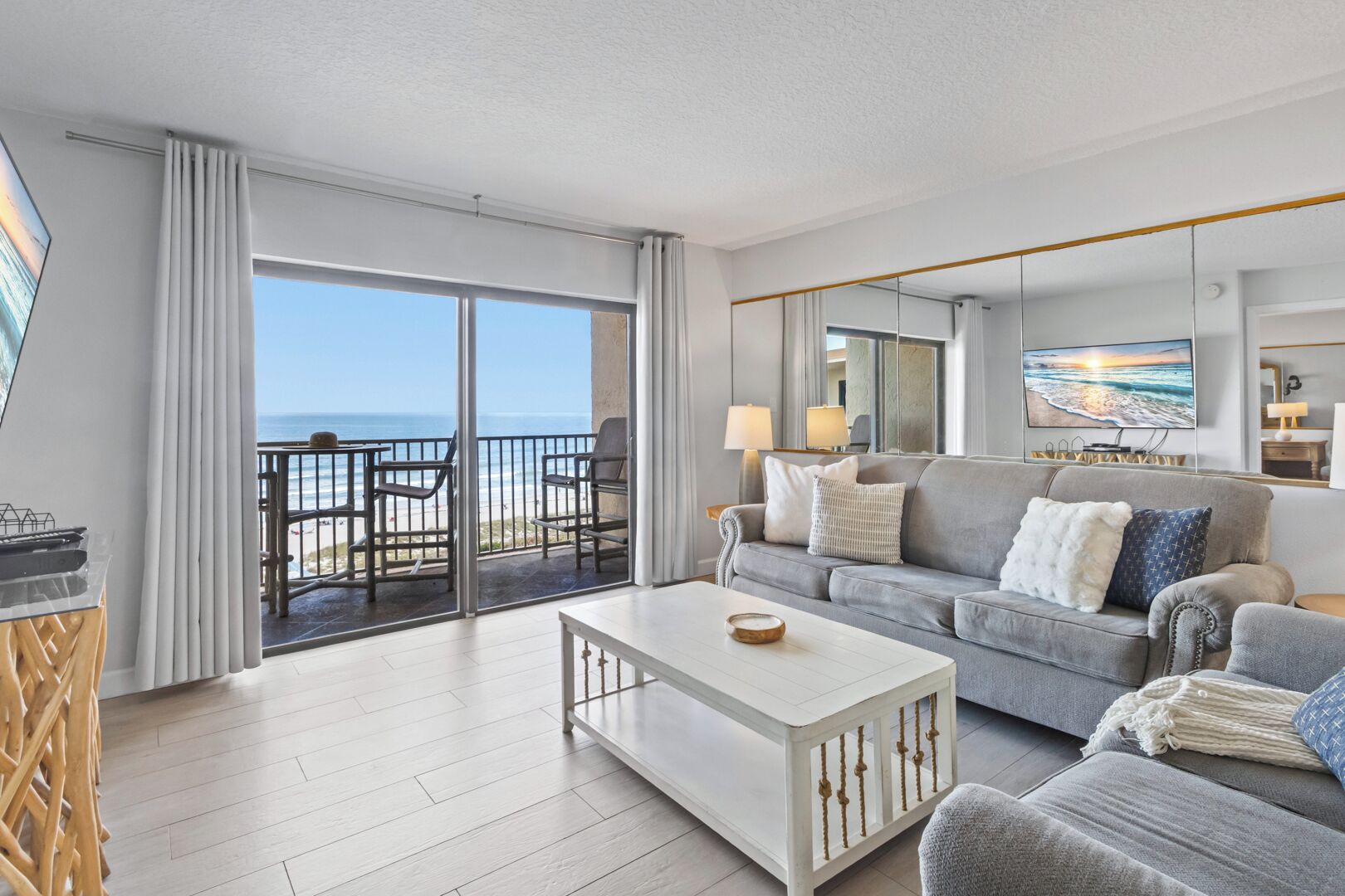 Top-Floor Three-Bedroom Apartment - Ocean View - Pet-Friendly - Unit #907 | Área de sala de estar | Televisión de pantalla plana 