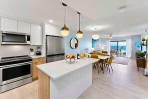 Deluxe Two-Bedroom Apartment - Direct Ocean View - Pet-Friendly - Unit #509 | Cocina privada | Refrigerador, microondas, horno y parrilla de estufa 