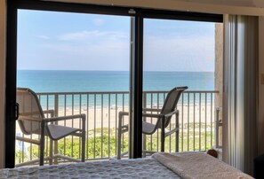 Corner Three-Bedroom Apartment - Ocean View - Pet-Friendly - Unit #910 | Vista a la playa o el mar