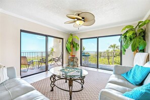 Two-Bedroom Apartment - Panoramic Oceanfront - Unit #301 | Área de sala de estar | Televisión de pantalla plana 
