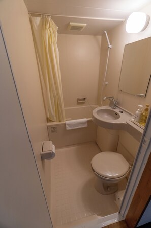 Een bad/douchecombinatie, gratis toiletartikelen, een haardroger