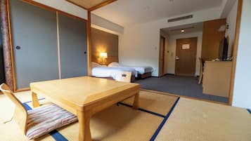 Japanese/Western Style Room | Desk, laptop workspace, soundproofing, cots/infant beds
