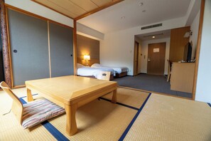 Traditionele kamer, uitzicht op bergen (Japanese/Western Style) | Een bureau, een laptopwerkplek, geluiddichte muren, babybedden (toeslag)