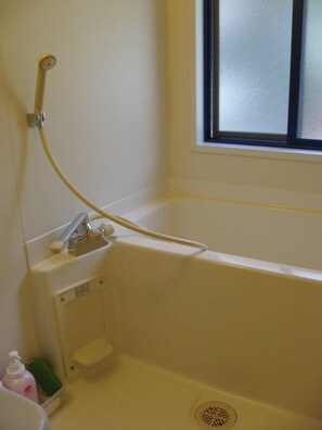Chaumière de base, 1 chambre (Economy Holiday Home) | Salle de bain | Ensemble baignoire-douche, baignoire profonde, séchoir à cheveux