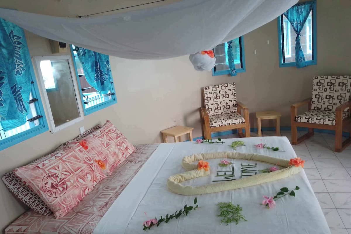 Beachfront Ocean View Fale, 1 King Bed | Iron/ironing board, bed sheets