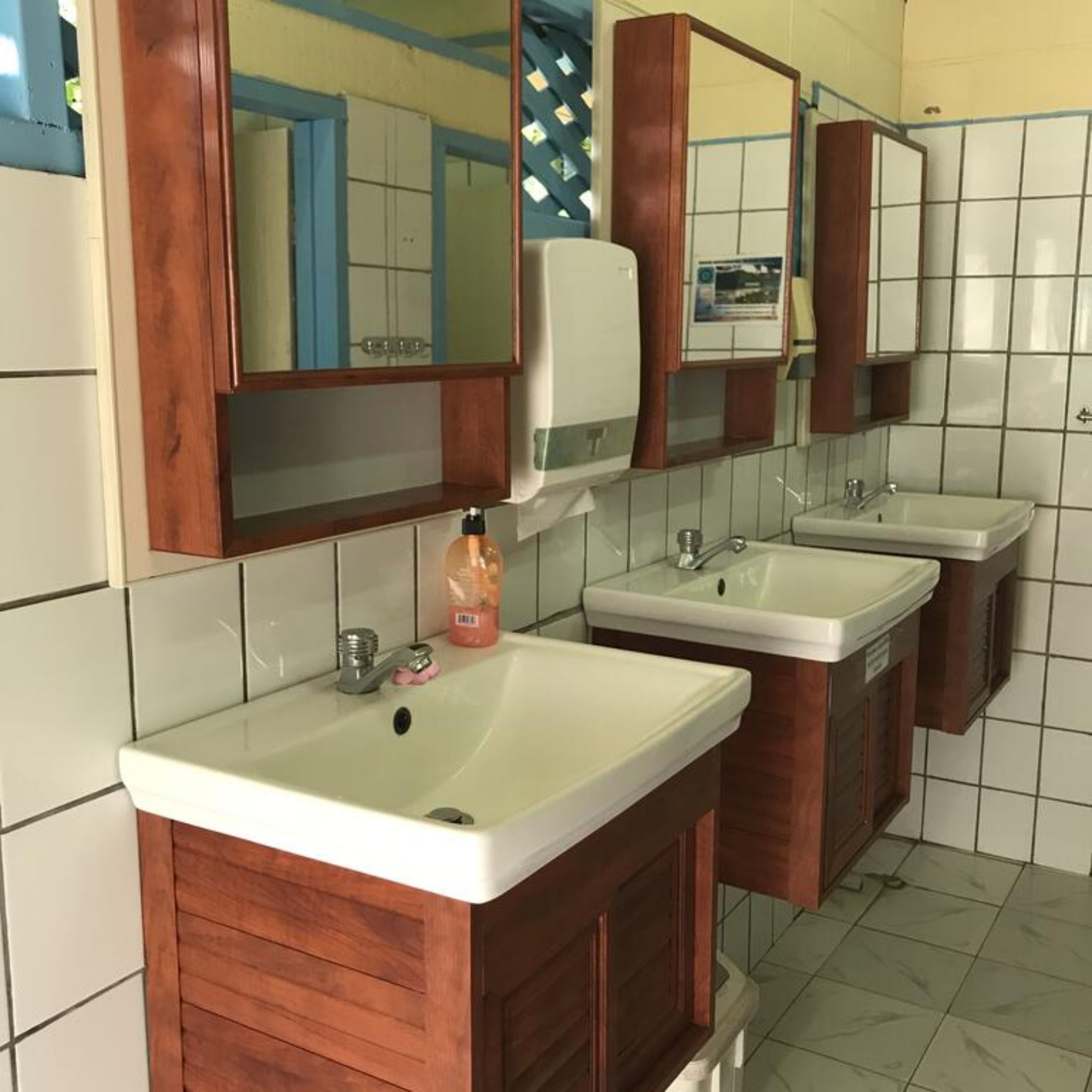 shower, hydromassage showerhead, towels