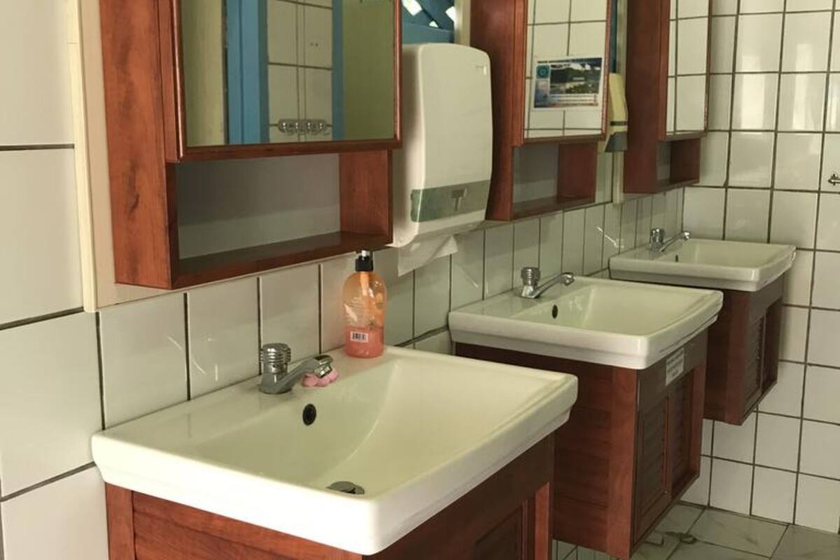 shower, hydromassage showerhead, towels