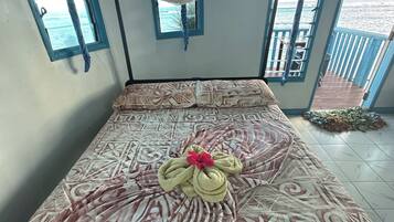 Iron/ironing board, bed sheets