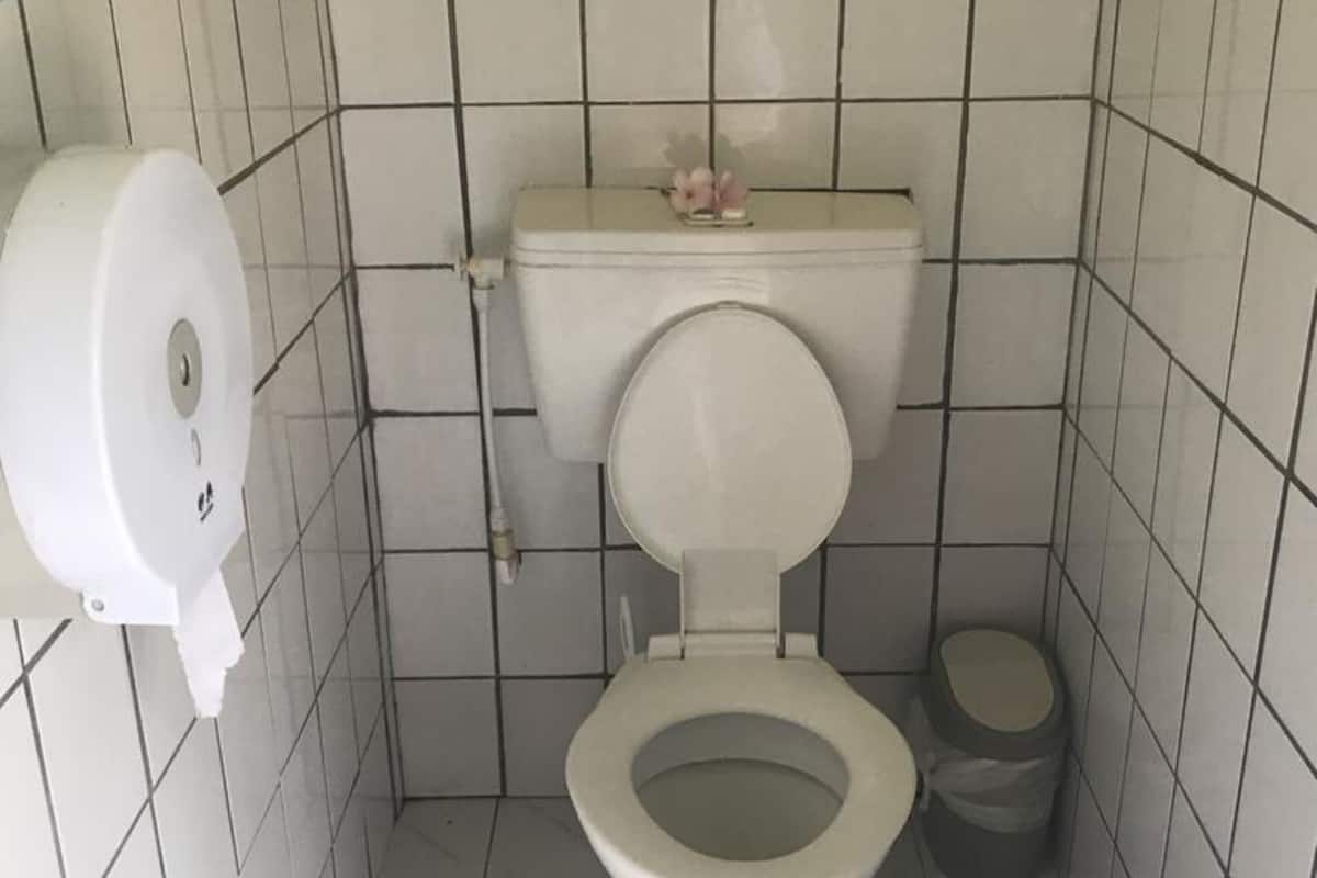 shower, hydromassage showerhead, towels