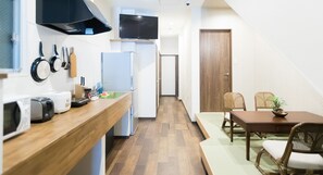 Fridge, microwave, electric kettle - Osaka Namba Hostel MIYABI (Osaka)