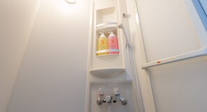 Economy-dobbeltværelse | Faciliteter på badeværelset | Gratis toiletartikler, hårtørrer, hjemmesko, bidet