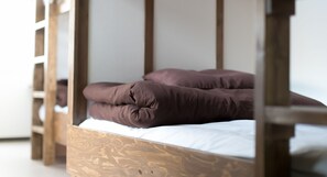 Cortinas blackout, tabla de planchar con plancha y wifi gratis 
