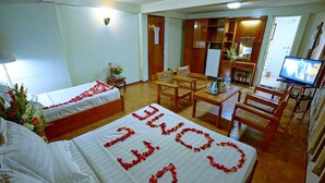 Desk, blackout curtains, rollaway beds, free WiFi - Taim Phyu Hotel (Mandalay)